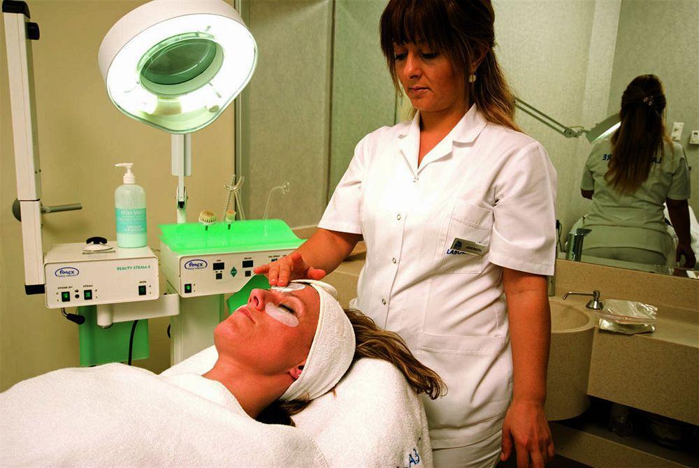 Eser Premium Hotel & Spa Бююкчекмедже Экстерьер фото A cosmetologist at work