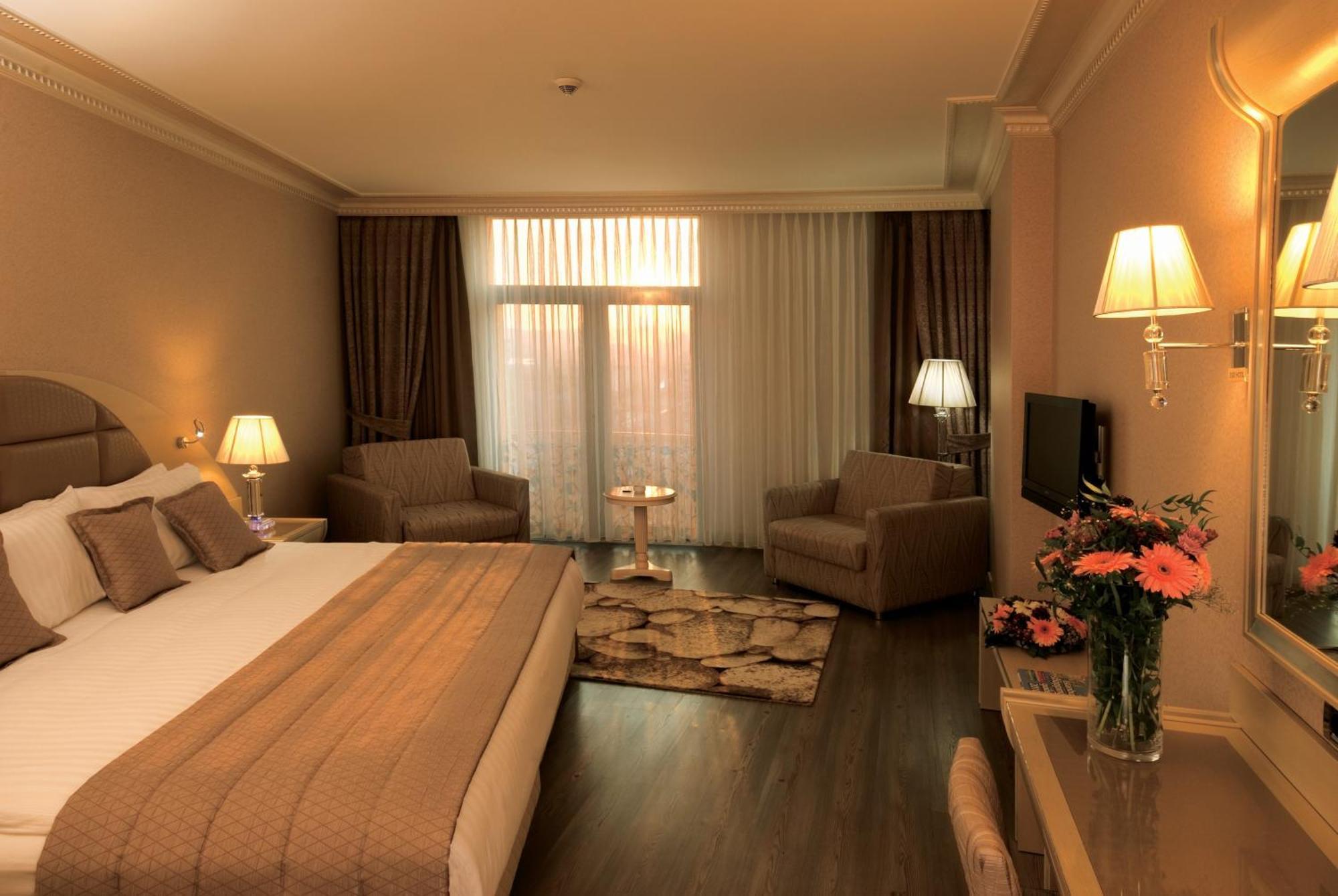 Eser Premium Hotel & Spa Бююкчекмедже Экстерьер фото A room at the hotel