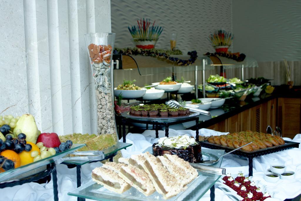 Eser Premium Hotel & Spa Бююкчекмедже Экстерьер фото A buffet