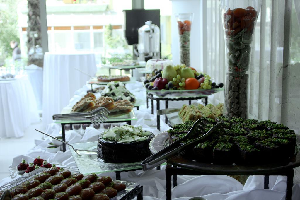 Eser Premium Hotel & Spa Бююкчекмедже Экстерьер фото A buffet