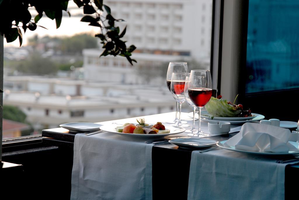 Eser Premium Hotel & Spa Бююкчекмедже Экстерьер фото A table set for dinner