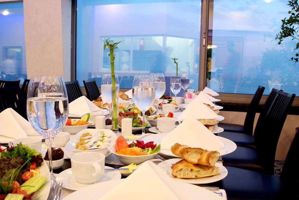 Eser Premium Hotel & Spa Бююкчекмедже Экстерьер фото A table set for a meal
