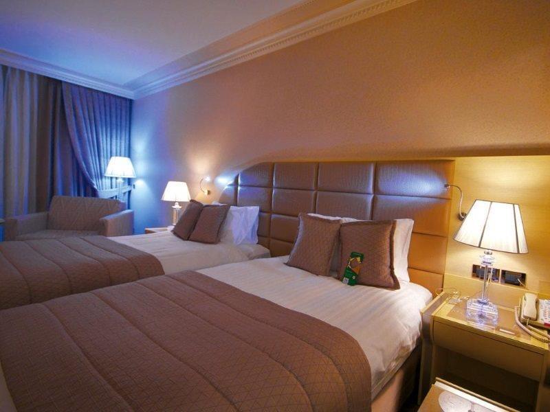 Eser Premium Hotel & Spa Бююкчекмедже Экстерьер фото A room at the hotel