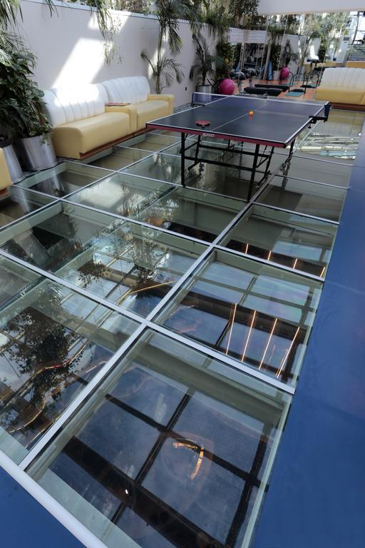 Eser Premium Hotel & Spa Бююкчекмедже Экстерьер фото A glass floor