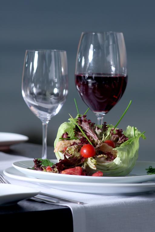 Eser Premium Hotel & Spa Бююкчекмедже Экстерьер фото A salad and wine