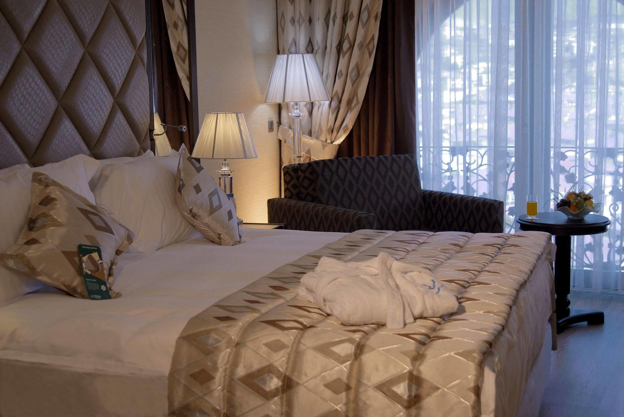 Eser Premium Hotel & Spa Бююкчекмедже Экстерьер фото A bedroom at the hotel